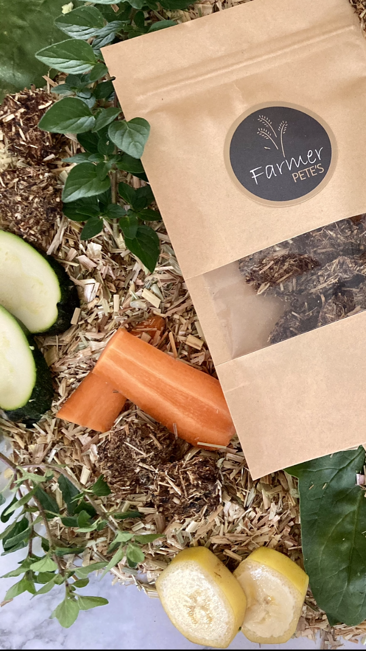 Monday Munchie healthy biscuits by Farmer Pete's made from Australian carrot, zucchini, oregano, spinach, banana and oaten hay. Deliciously healthy pocket pet treats. 