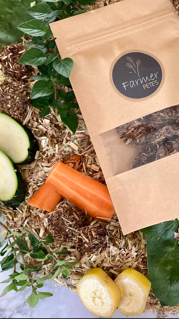 Monday Munchie healthy biscuits by Farmer Pete's made from Australian carrot, zucchini, oregano, spinach, banana and oaten hay. Deliciously healthy pocket pet treats. 