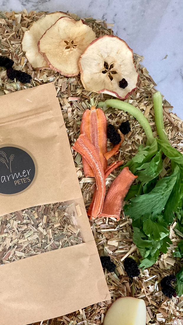 Winter Wonder Chaff sprinkles for Rabbits and Guinea Pigs by Farmer Pete's.