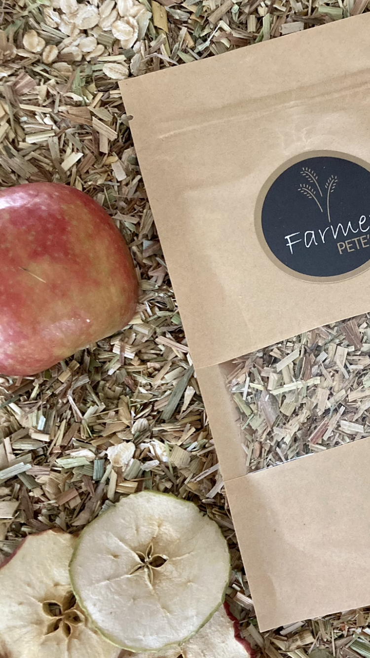 Looking for something to entice your fussy rabbit or guinea pig to eat their hay? You need Farmer Pete's Apple Pie Chaff Sprinkles.